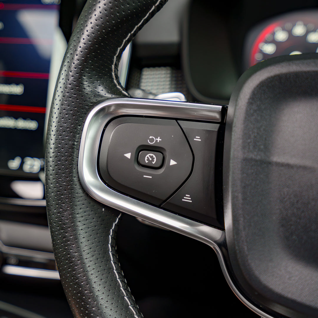 AUTOMATIC VOLVO XC40 R-DESIGN PRO